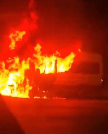 SEYİR HALİNDEKİ İŞÇİ SERVİSİ ALEV TOPUNA DÖNDÜ. YARALANANIN OLMADIĞI OLAYDA SERVİS KULLANILAMAZ...