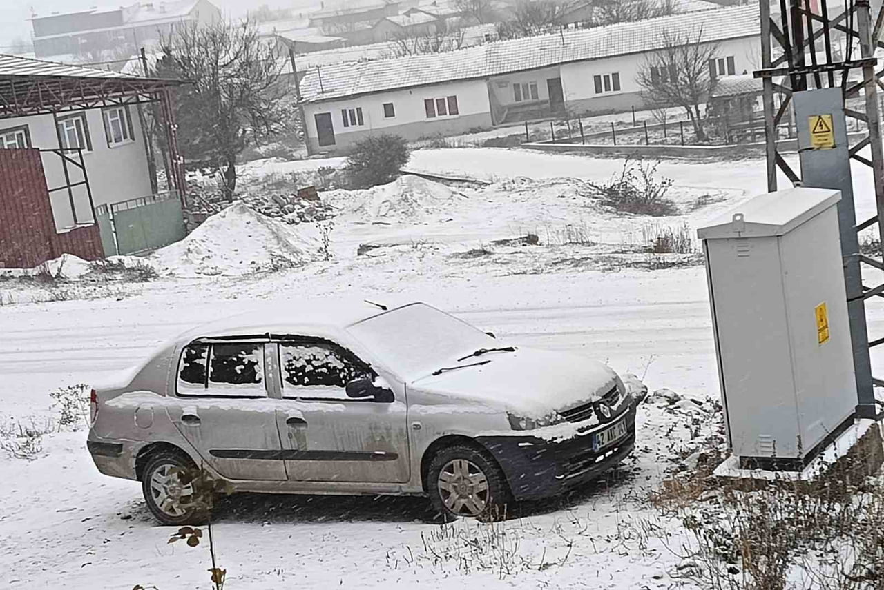 SEYİTGAZİ İLÇESİ KIRSALI BEYAZA BÜRÜNDÜ