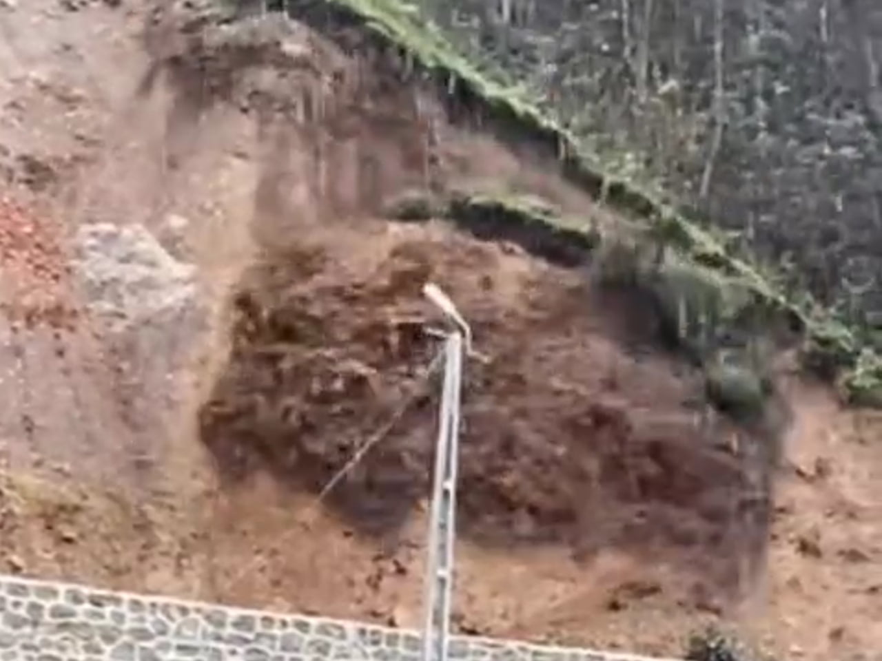 ŞİDDETİ SAĞANAK YAĞIŞ RİZE'NİN ARDEŞEN İLÇESİNDE TOPRAK KAYMASINA NEDEN OLDU. TOPRAĞIN KÜTLE...