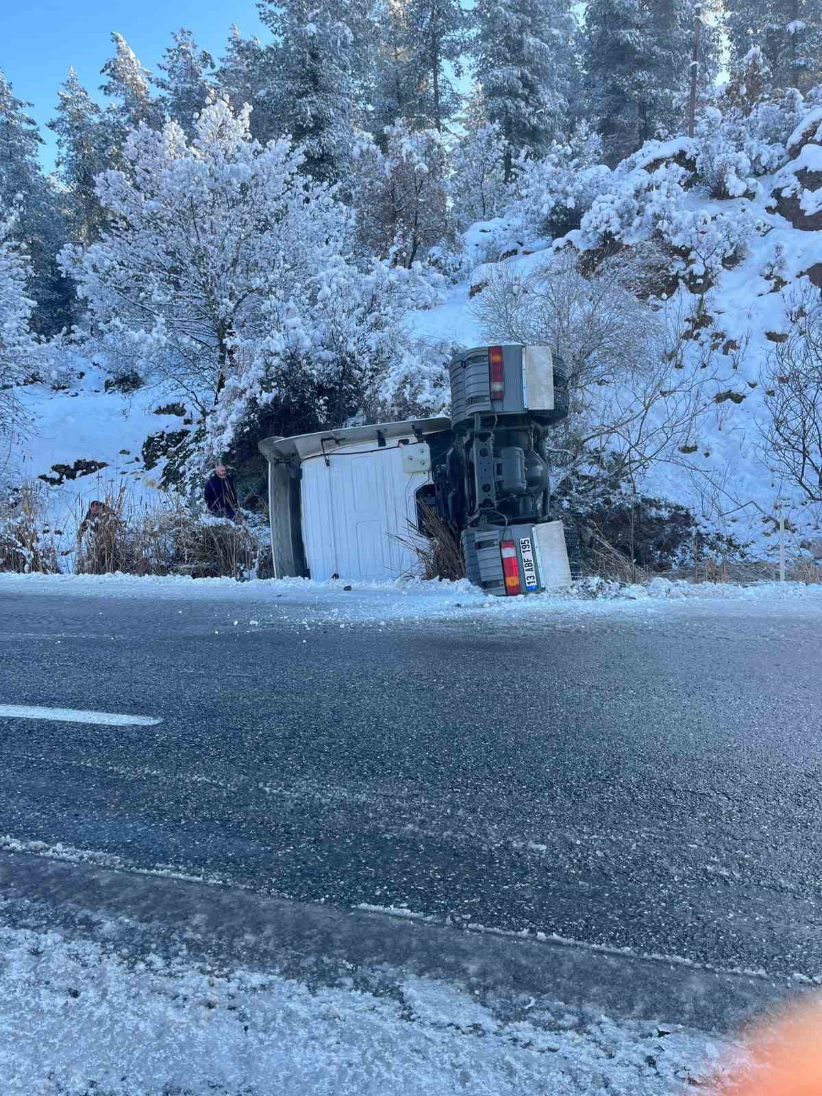 SİİRT'İN BAYKAN İLÇESİNDE TIR VE MİNİBÜSÜN DEVRİLDİĞİ İKİ AYRI KAZADA 4 KİŞİ...