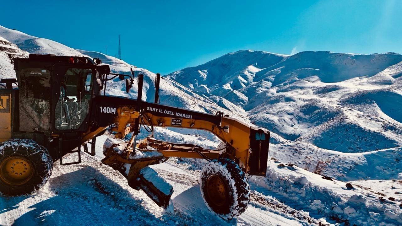 SİİRT'TE 10 KÖYÜN VE PERVARİ-VAN BAĞLANTISI SAĞLAYAN YOL, KAR YAĞIŞI NEDENİ İLE ULAŞIMA KAPANDI....