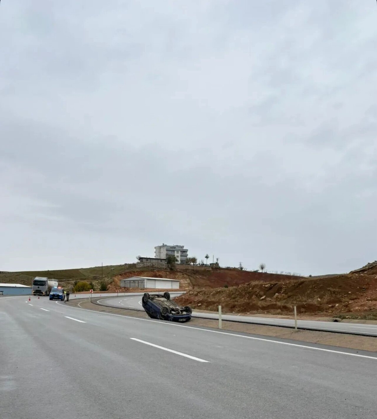 SİİRT’İN KURTALAN İLÇESİNDE SÜRÜCÜSÜNÜN DİREKSİYON HAKİMİYETİNİ KAYBETTİĞİ OTOMOBİL REFÜJE DÜŞTÜ....