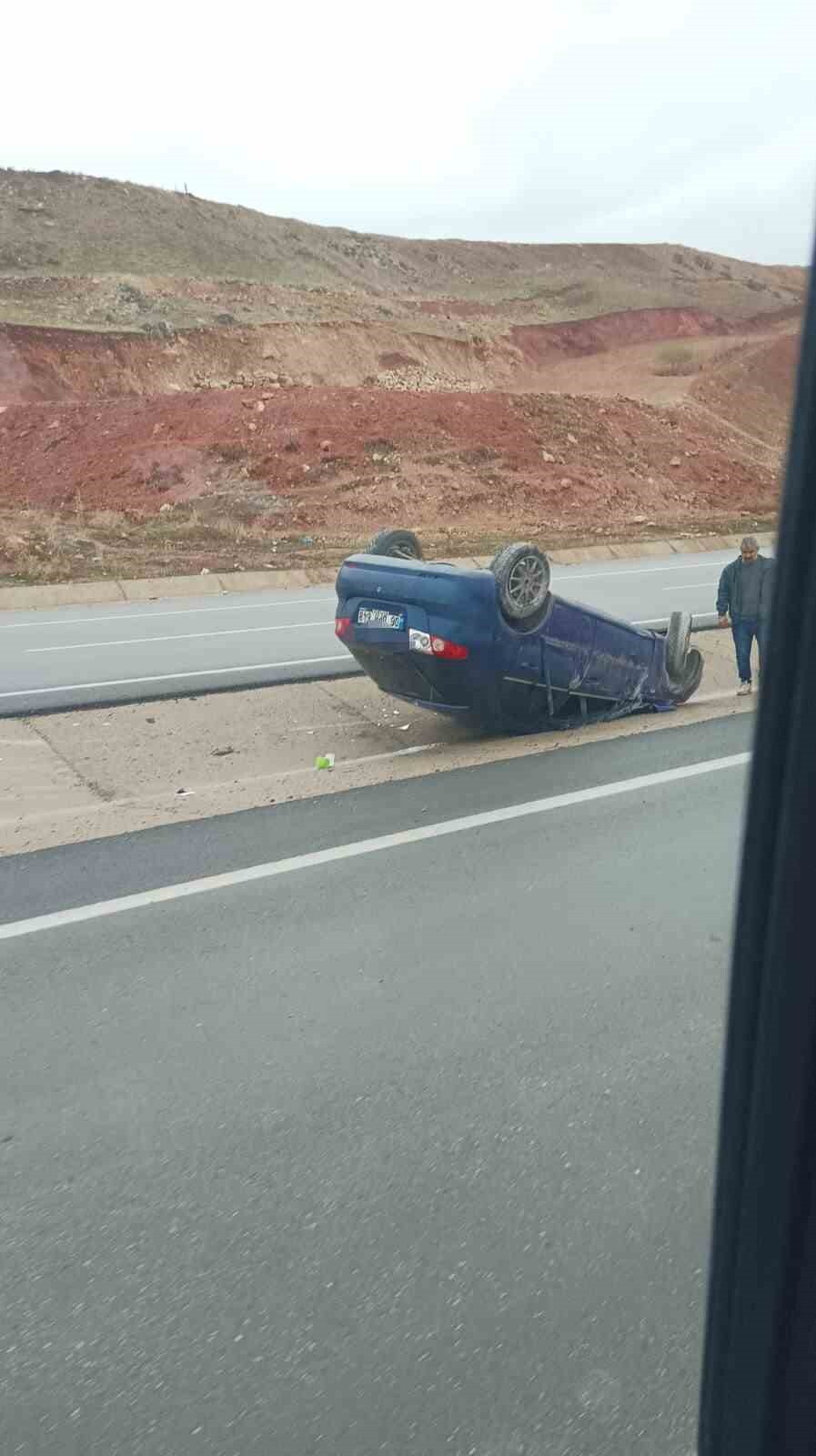 SİİRT’İN KURTALAN İLÇESİNDE SÜRÜCÜSÜNÜN DİREKSİYON HAKİMİYETİNİ KAYBETTİĞİ OTOMOBİL REFÜJE DÜŞTÜ....