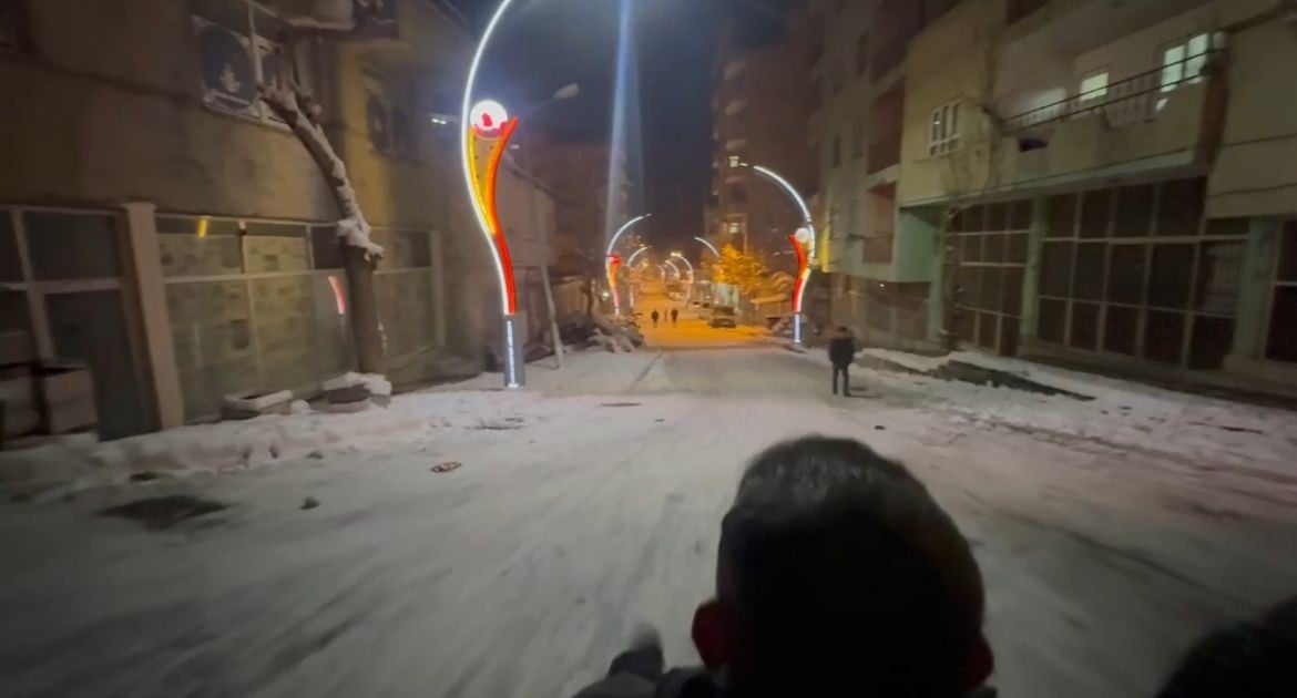 SİİRT’İN PERVARİ İLÇESİNDE KAR YAĞIŞINI FIRSAT BİLEN ÇOCUKLAR VE YETİŞKİNLER SOKAKTA KAYAK KEYFİ...