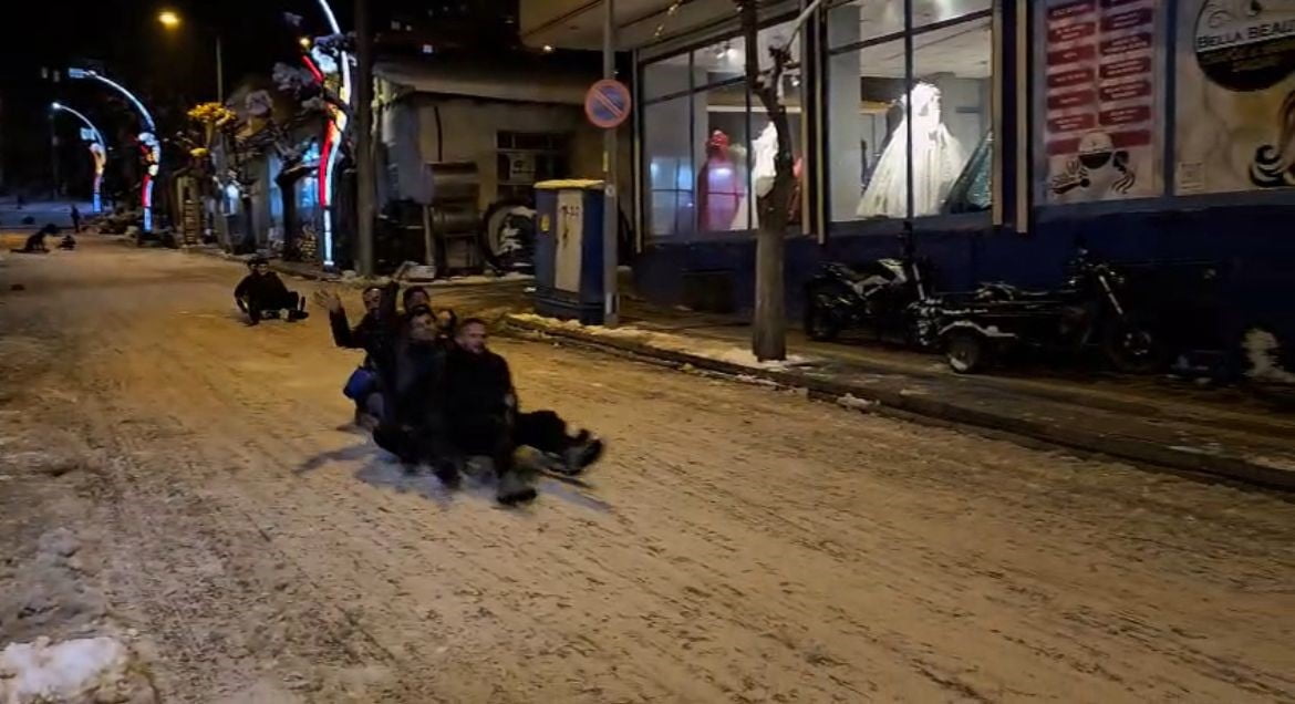 SİİRT’İN PERVARİ İLÇESİNDE KAR YAĞIŞINI FIRSAT BİLEN ÇOCUKLAR VE YETİŞKİNLER SOKAKTA KAYAK KEYFİ...