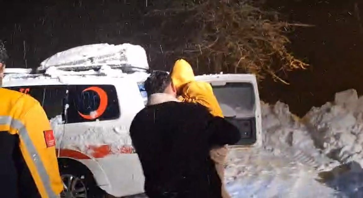 SİİRT’İN ŞİRVAN İLÇESİNDE KAR NEDENİYLE YOLU KAPANAN KÖYDE YÜKSEK ATEŞ ŞİKAYETİ OLAN 8 YAŞINDAKİ...