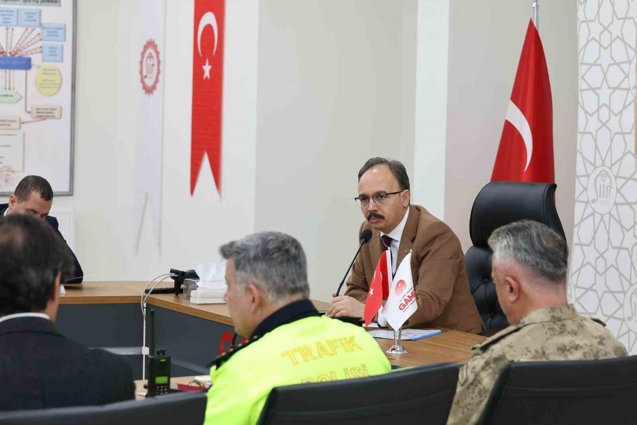 SİİRT’TE KARLA MÜCADELE KAPSAMINDA 200 ARAÇ VE 600 PERSONELDEN OLUŞAN EKİPLERİN, ULAŞIMIN GÜVENLİ...