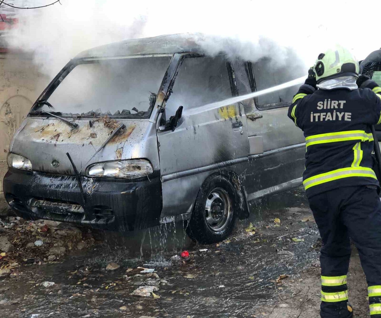 SİİRT’TE PARK HALİNDEKİ KAMYONET, HENÜZ BİLİNMEYEN BİR NEDENLE YANARAK KULLANILAMAZ HALE...