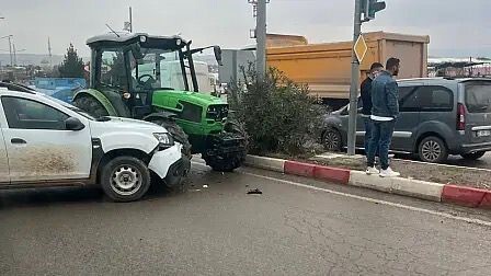 SİİRT’TE TRAKTÖR İLE OTOMOBİLİN ÇARPIŞTIĞI KAZADA MADDİ HASAR OLUŞTU.