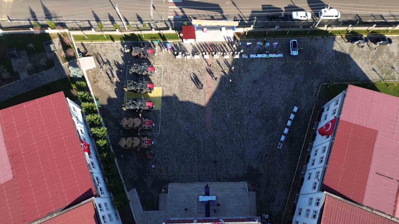 SİİRT’TE YERLİ MALI HAFTASI PROGRAMI KAPSAMINDA ÖĞRENCİLERE AÇILAN STANTLARDA YERLİ VE MİLLİ...