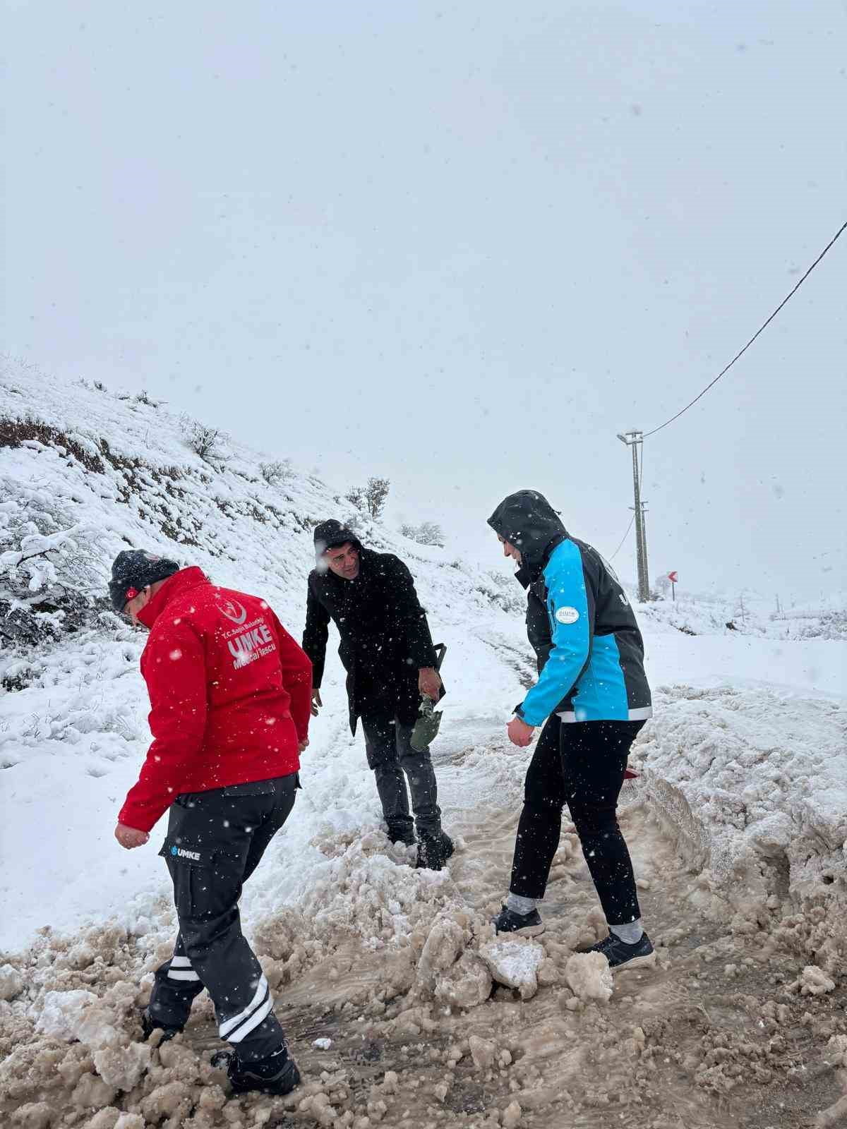 SİİRT’TE YOĞUN KAT YAĞIŞINDAN DOLAYI MAHSUR KALAN DİYALİZ HASTASI KURTARILDI.
