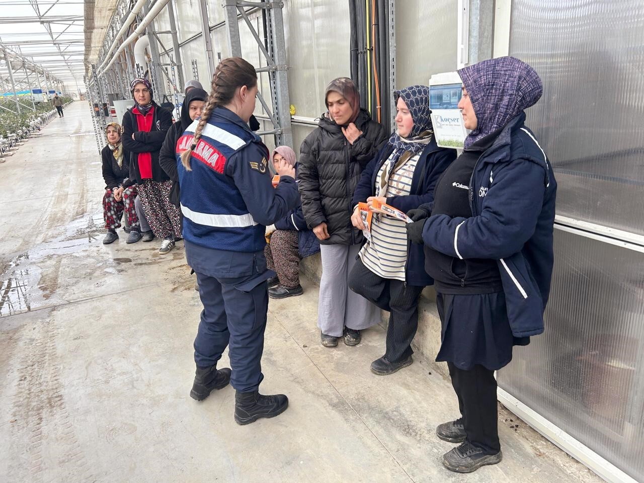 SİMAV’DA SERA ÇALIŞANI 54 KADINA KADES TANITILDI