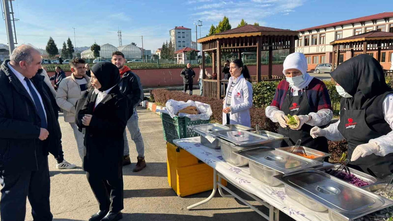 SINAV TAKVİMİ YAKLAŞAN RTEÜ’DE ÖĞRENCİLER FAKÜLTELERİNDE DÜZENLENEN HAMSİ FESTİVALİYLE MORAL...