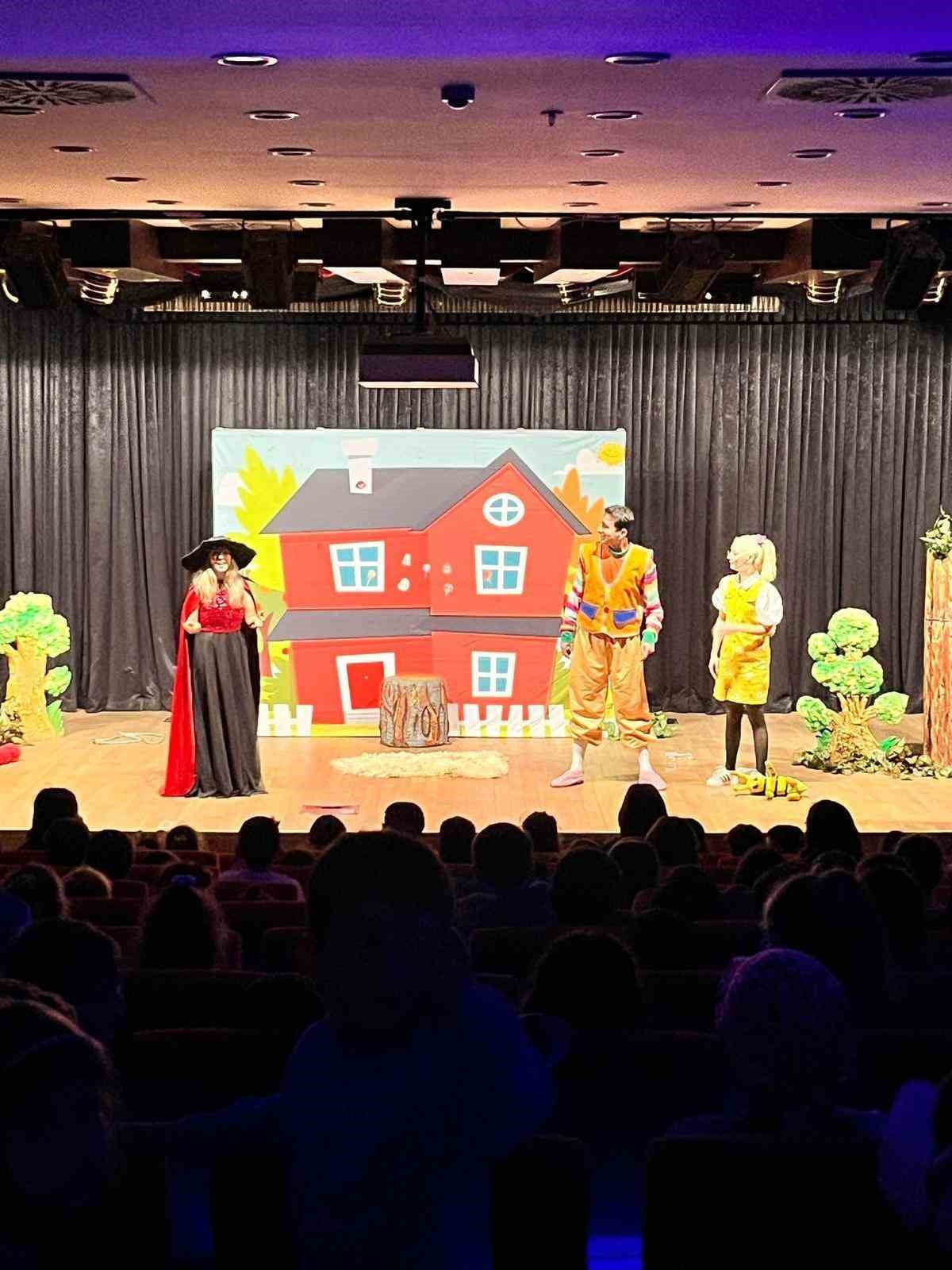 SİNCAN BELEDİYESİ HAFTA SONLARI ÇOCUKLARA VE YETİŞKİNLERE YÖNELİK GERÇEKLEŞTİRDİĞİ TİYATRO...