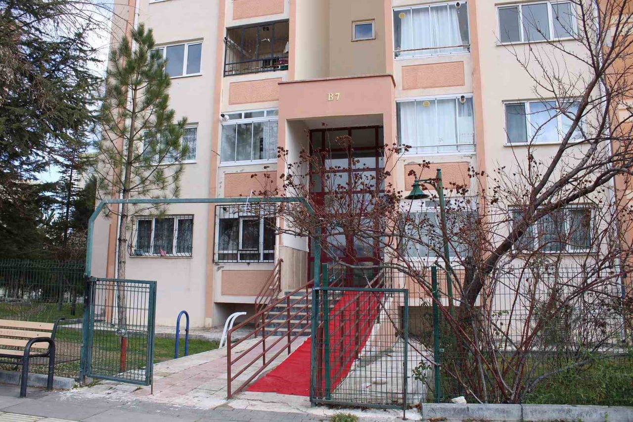 SİNCAN İLÇESİNDE BİR KURYE SİPARİŞ GETİRDİĞİ BİNANIN MERDİVENLERİNE TUVALETİNİ...