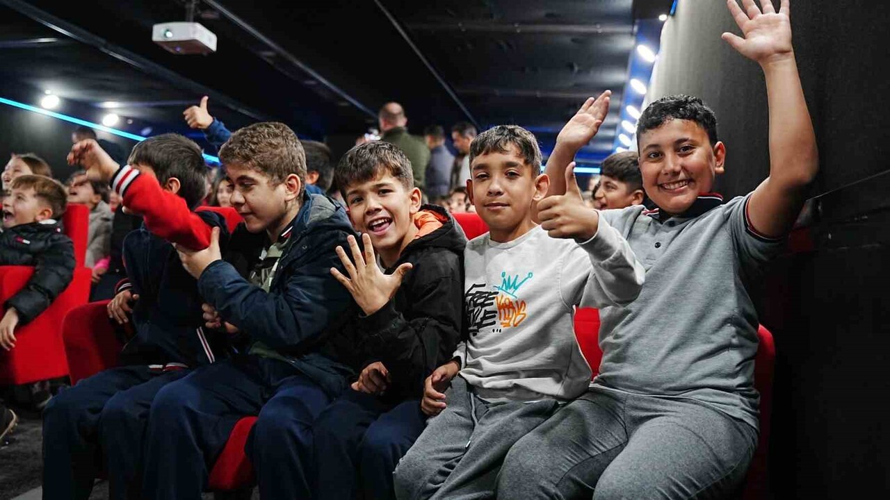 SINDIRGI'DA ÇOCUKLARA MORAL OLMAK AMACIYLA İLÇEYE GELEN GEZEN SİNEMA TIRI VE GEZİCİ KÜTÜPHANE...