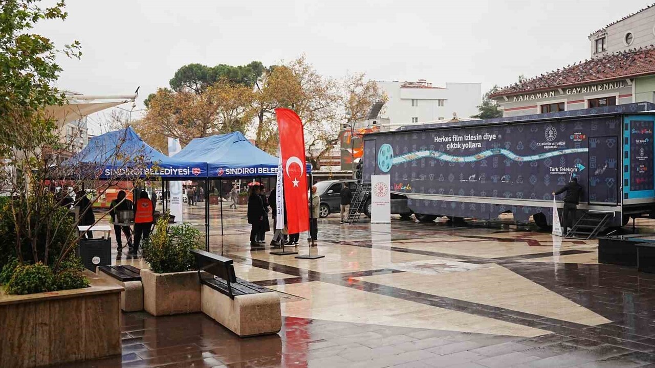 SINDIRGI'DA ÇOCUKLARA MORAL OLMAK AMACIYLA İLÇEYE GELEN GEZEN SİNEMA TIRI VE GEZİCİ KÜTÜPHANE...