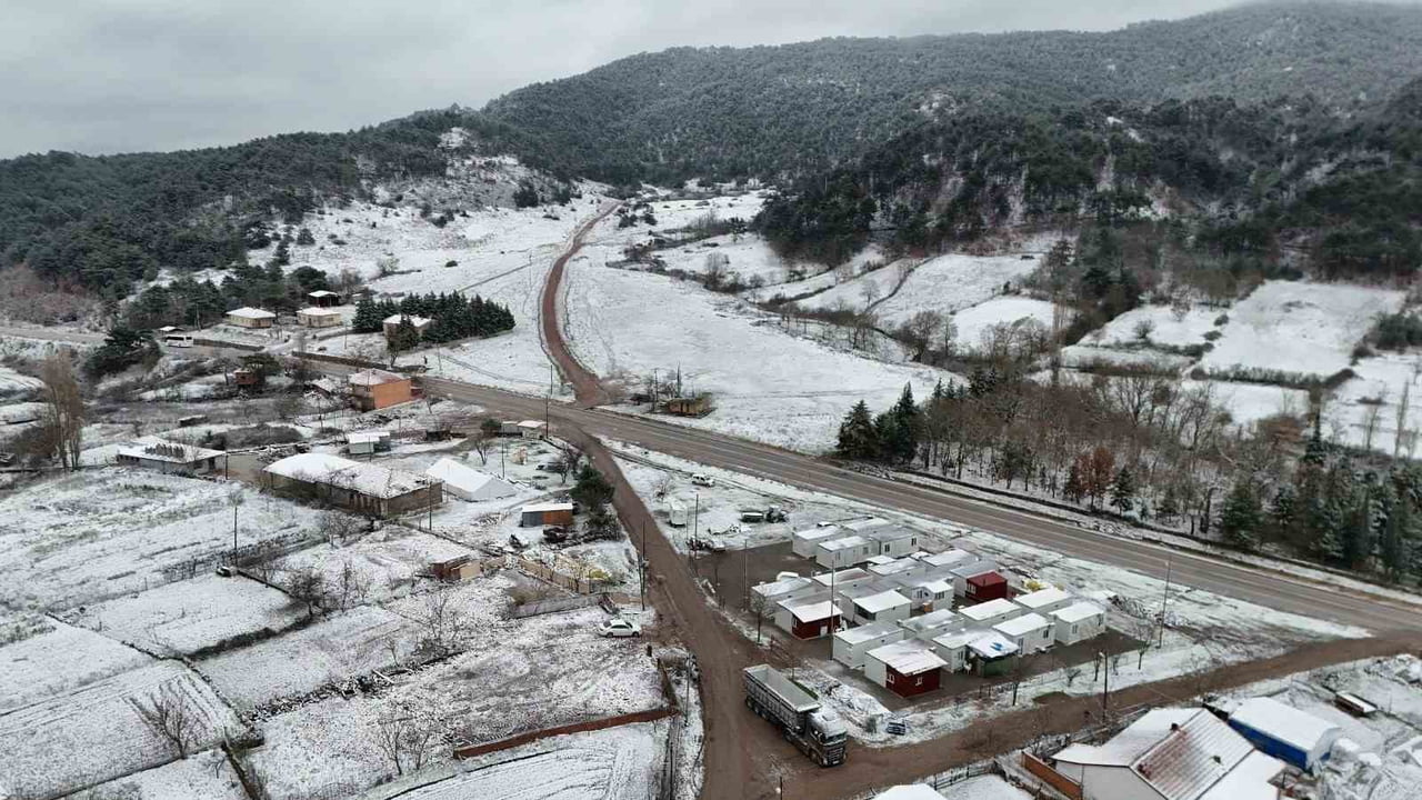 SINDIRGI'NIN YÜKSEK KESİMLERİNDE KAR VE BUZLANMA ETKİSİNİ ARTIRDI