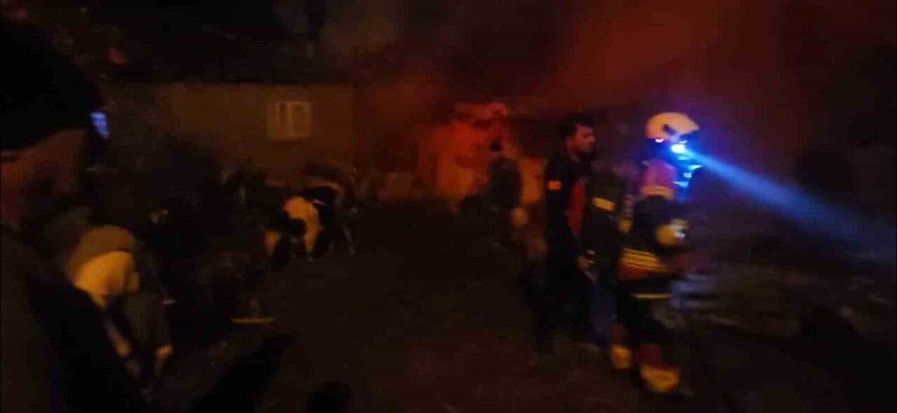 SINDIRGI’DA HAYVAN DAMI VE SAMANLIKTA YANGIN