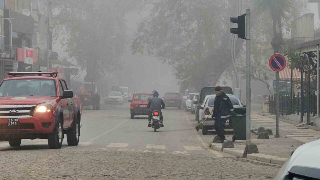 SINDIRGI İLÇESİNDE GECE ETKİLİ OLMAYA BAŞLAYAN SİS, SABAH SAATLERİNDE YOĞUNLUĞUNU ARTIRDI