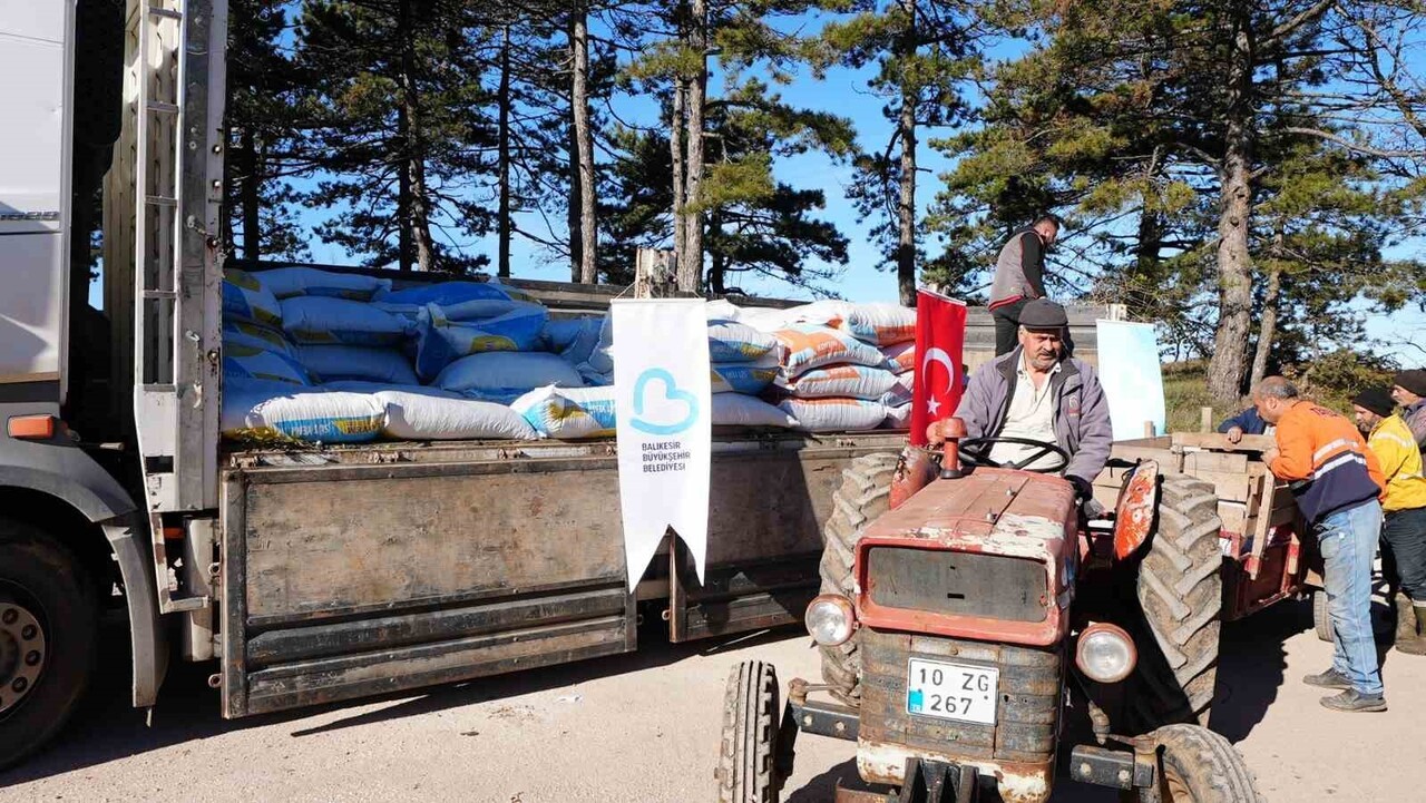 SINDIRGILI DEPREMZEDE ÇİFTÇİLERE HAYVAN YEMİ DESTEĞİ SAĞLANDI