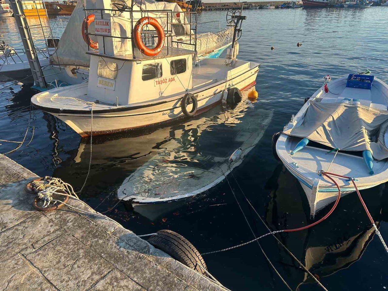 SİNOP’TA LİMANDA DEMİRLİ BİR KAYIK SU ALARAK BATTI.