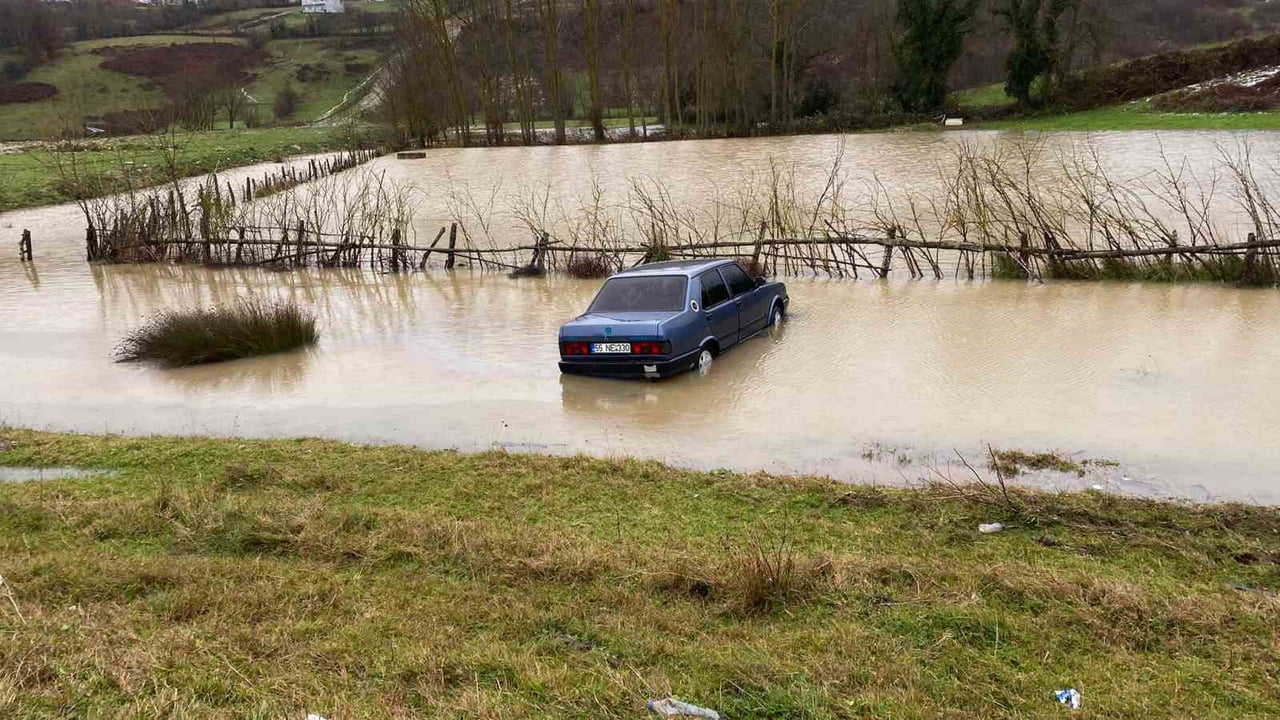 SİNOP’TA SAĞANAK YAĞIŞ SONRASI YOLDA OLUŞAN SU BİRİKİNTİSİ NEDENİYLE DİREKSİYON HAKİMİYETİNİ...