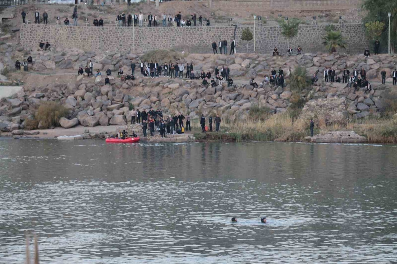 ŞIRNAK'IN CİZRE İLÇESİNDE, DİCLE NEHRİ'NE DÜŞEN TERLİĞİNİ ALMAK İSTERKEN AKINTIDA KAYBOLAN 12...