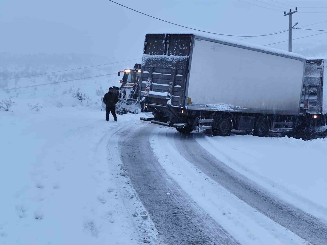 ŞIRNAK'TA 3 GÜNDÜR ETKİLİ OLAN KAR YAĞIŞI HAYATI OLUMSUZ ETKİLEDİ. YÜZLERCE ARAÇ YOLDA MAHSUR...