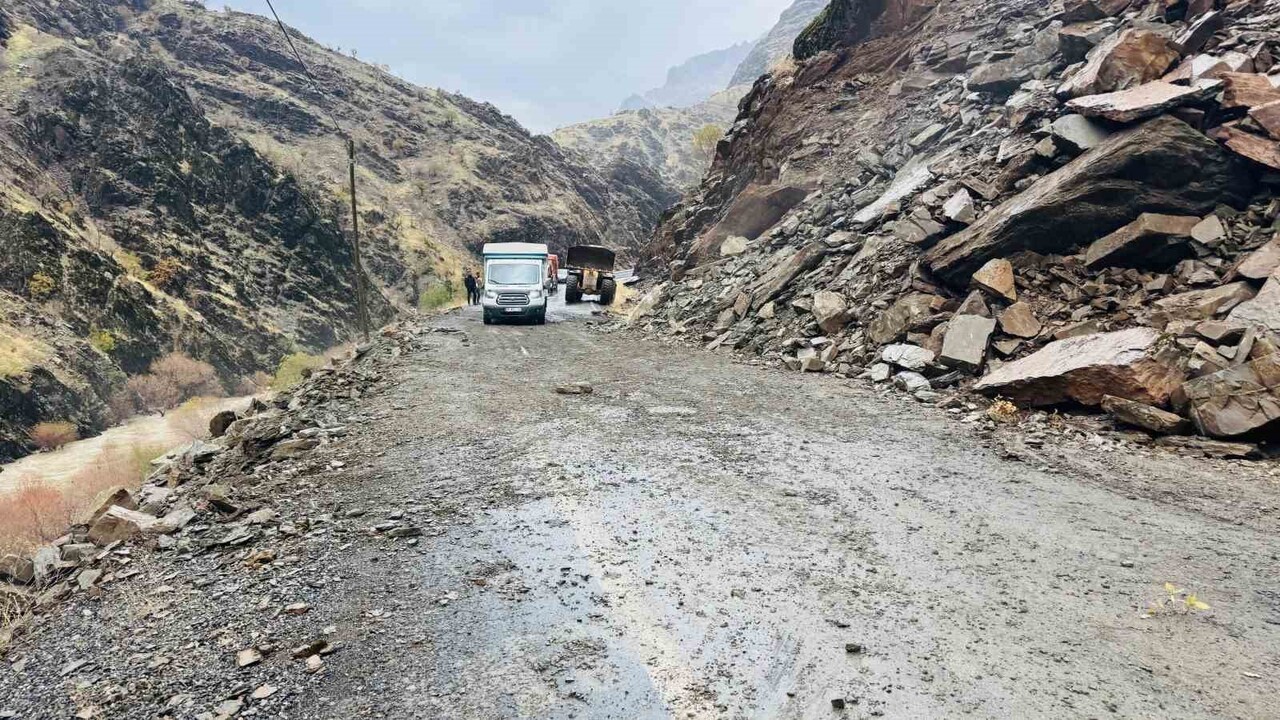 ŞIRNAK'TA ETKİLİ OLAN SAĞANAK YAĞIŞLAR NEDENİ İLE KOPAN KAYA PARÇALARI, ŞIRNAK-BEYTÜŞŞEBAP YOLUNU...