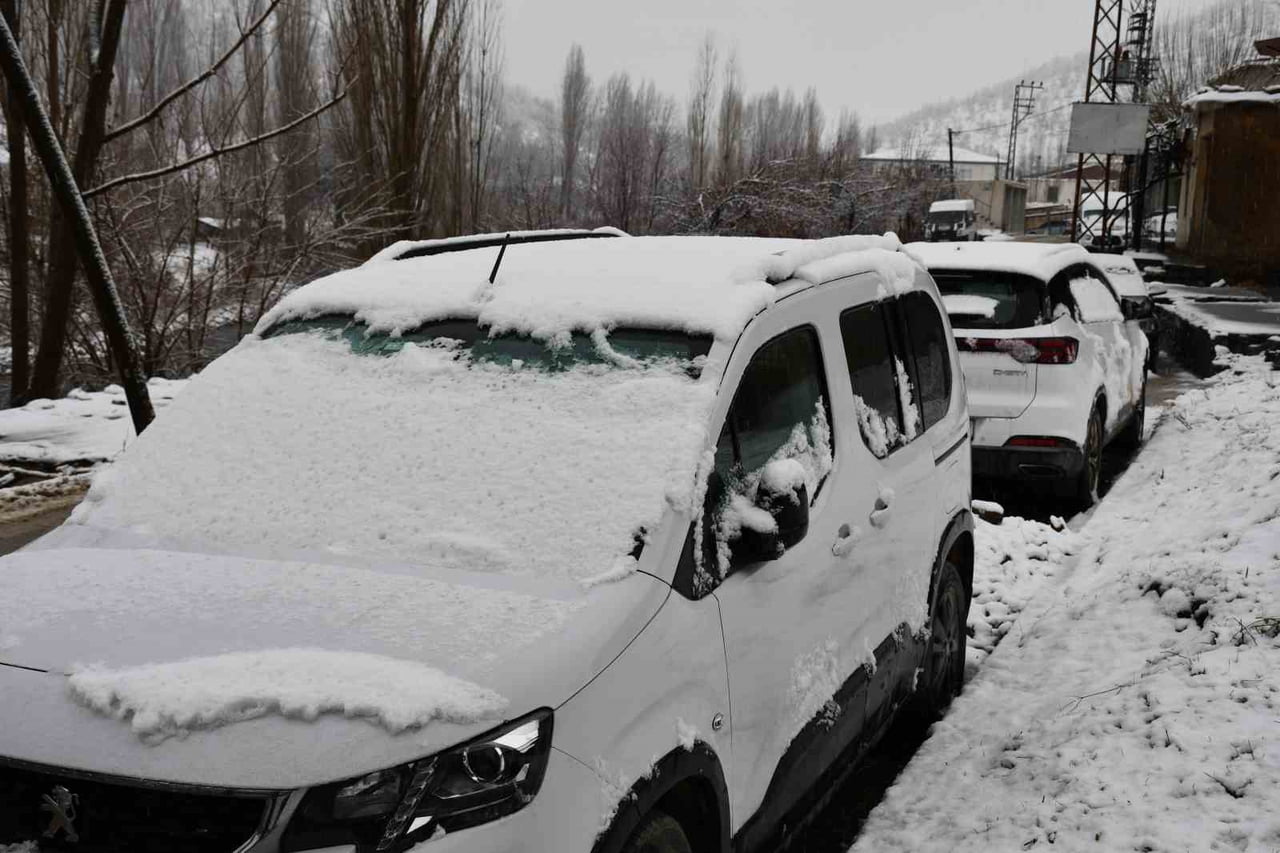 ŞIRNAK'TA KAR YAĞIŞININ ETKİLİ OLMASIYLA BİRLİKTE YÜKSEK KESİMLERDE KALINLIK 1 METREYİ...
