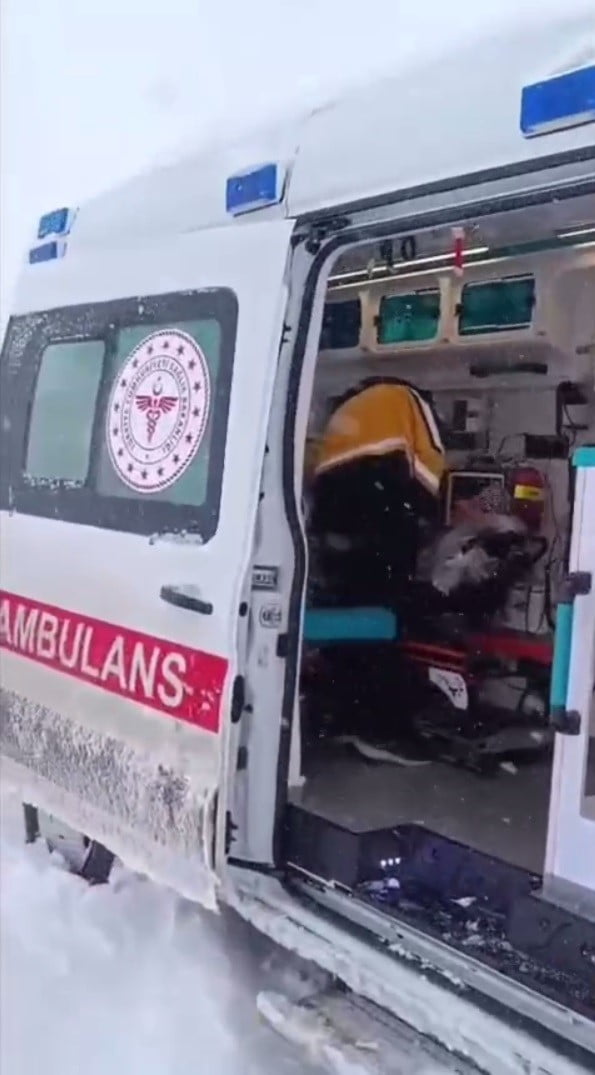 ŞIRNAK'TA RAHATSIZLANAN 2 YAŞINDAKİ ÇOCUK, UMKE EKİPLERİNİN KARLI YOLLARDAKİ ZORLU MÜCADELENİN...