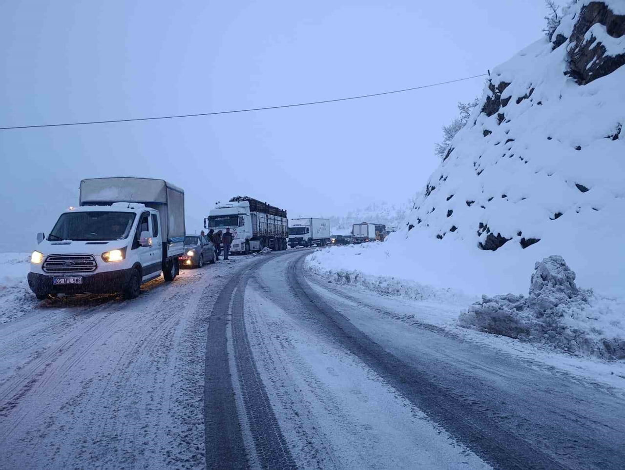 ŞIRNAK-HAKKARİ KARAYOLU, OLUMSUZ HAVA VE YOL KOŞULLARI NEDENİYLE ULAŞIMA KAPANDI.