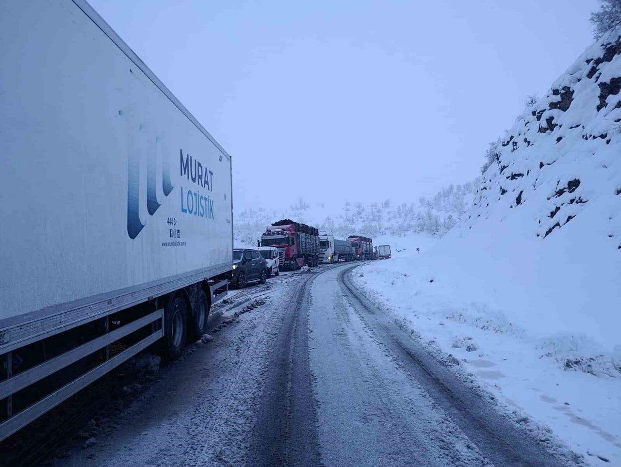 ŞIRNAK-HAKKARİ KARAYOLU, OLUMSUZ HAVA VE YOL KOŞULLARI NEDENİYLE ULAŞIMA KAPANDI.