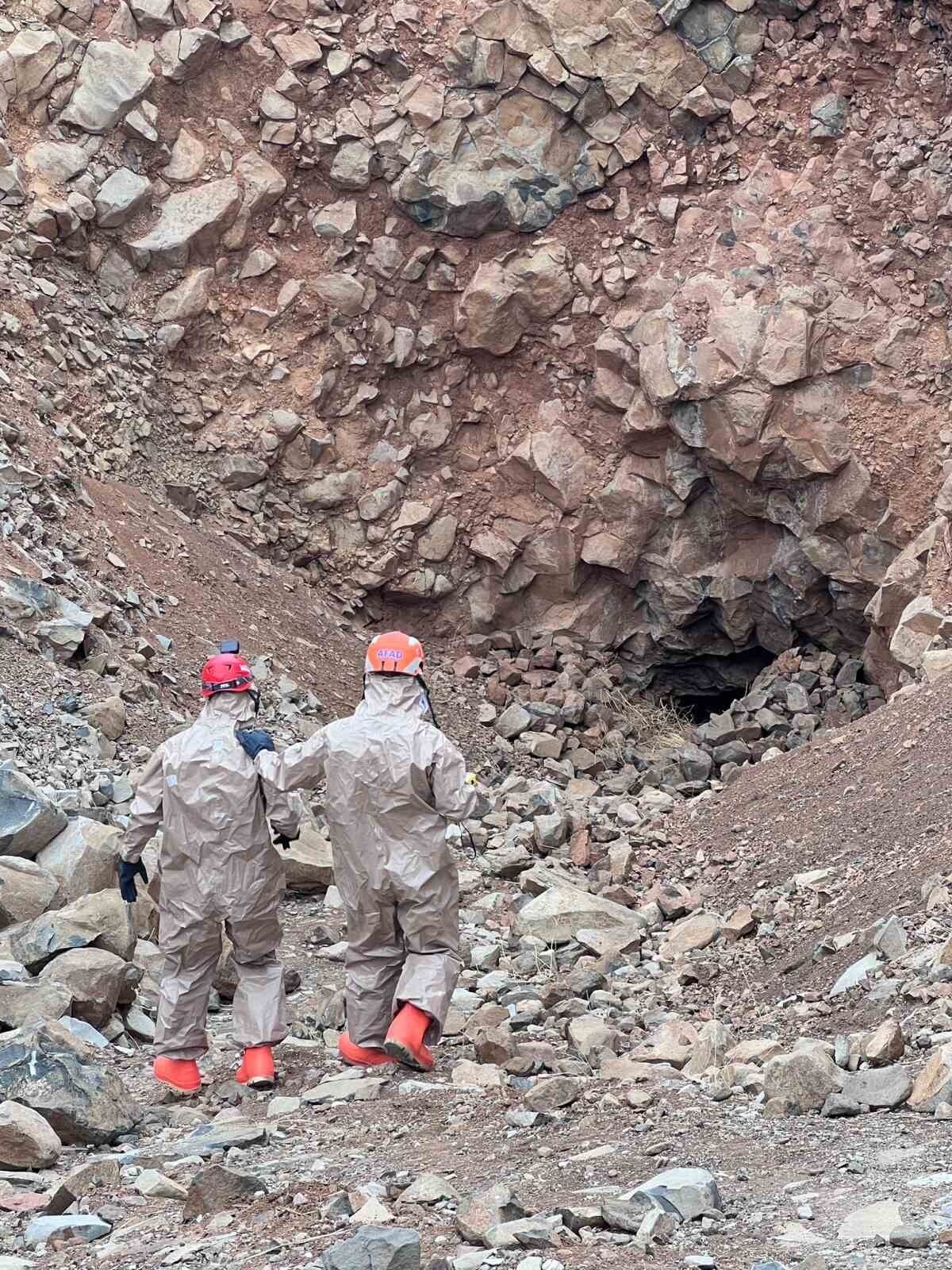 ŞIRNAK’IN CİZRE İLÇESİNE BAĞLI DÜZOVA KÖYÜNDE DEFİNE ARAMAK İÇİN GİRDİĞİ MAĞARADA HAREKETSİZ...