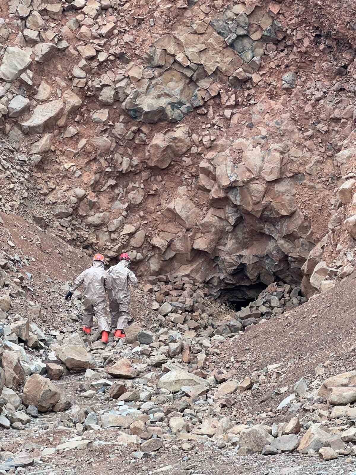 ŞIRNAK’IN CİZRE İLÇESİNE BAĞLI DÜZOVA KÖYÜNDE DEFİNE ARAMAK İÇİN GİRDİĞİ MAĞARADA HAREKETSİZ...