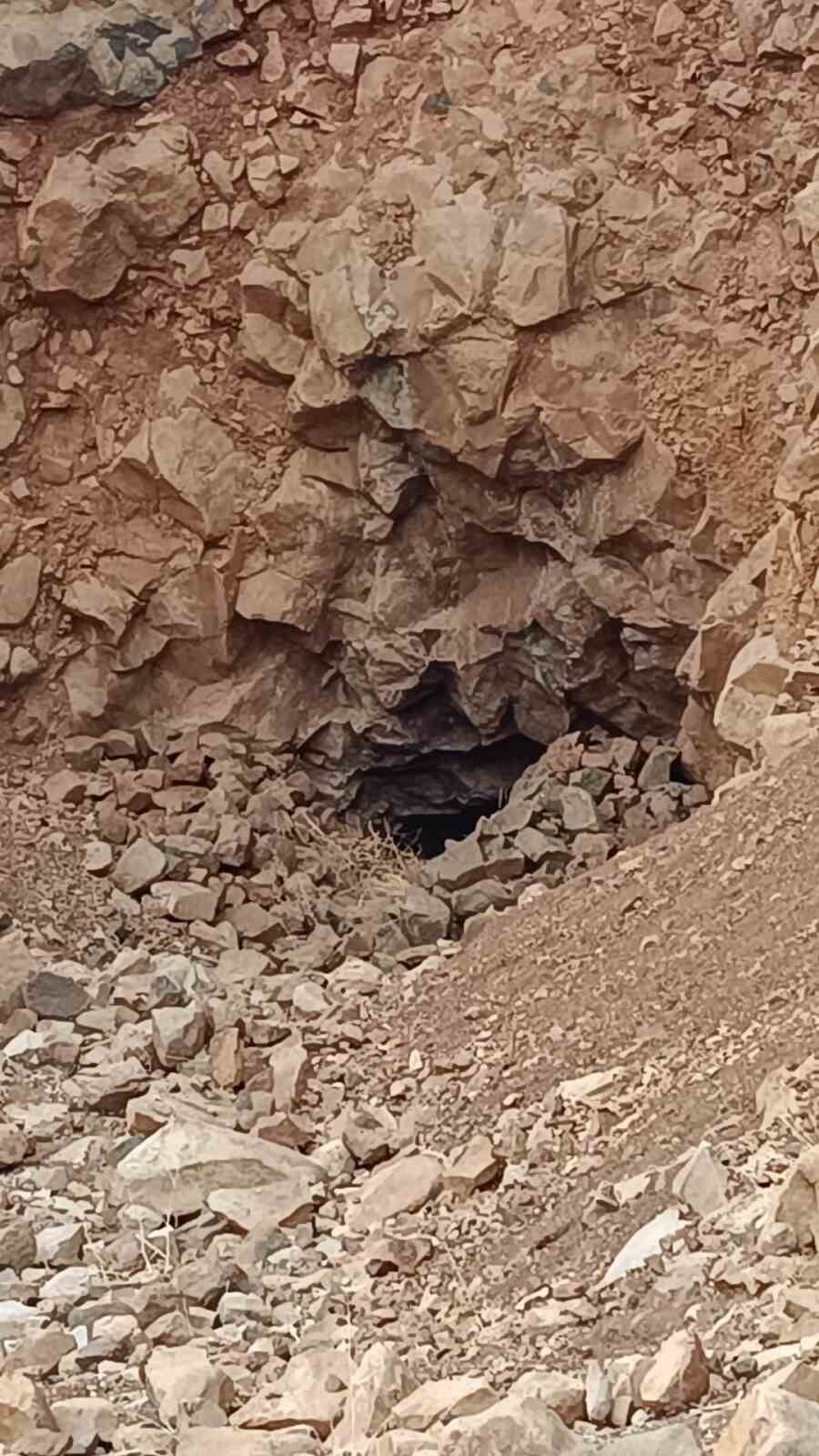 ŞIRNAK’IN CİZRE İLÇESİNE BAĞLI DÜZOVA KÖYÜNDE, DEFİNE ARANDIĞI DEĞERLENDİRİLEN MAĞARADA BİR...