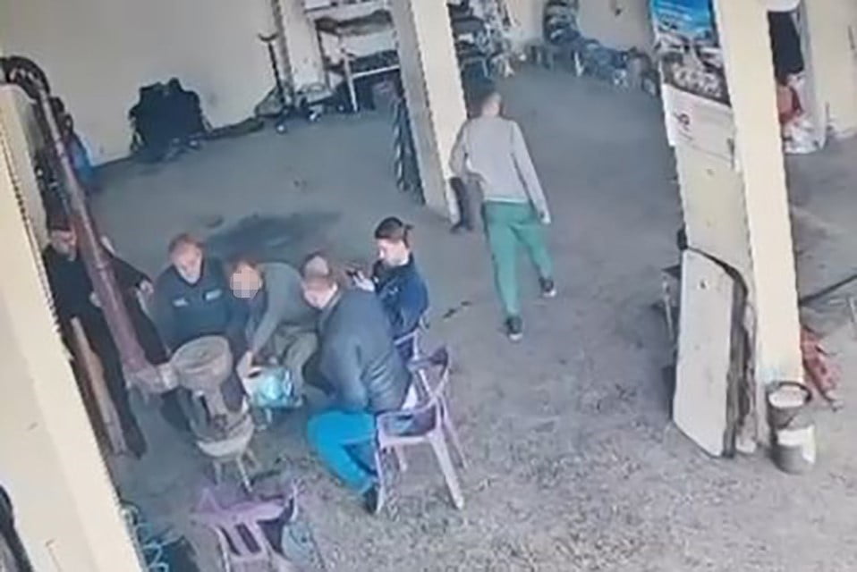 ŞIRNAK’IN SİLOPİ İLÇESİNDE BİR OTO TAMİR DÜKKANINDA SOBAYA MAZOT DÖKÜLMESİ SONUCU MEYDANA GELEN...