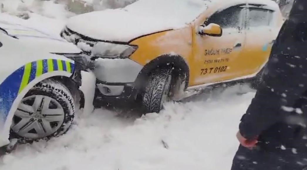 ŞIRNAK MERKEZDE ETKİLİ OLAN YOĞUN KAR YAĞIŞI VE BUZLANMA, GÜNLÜK YAŞAMI OLUMSUZ ETKİLEDİ....