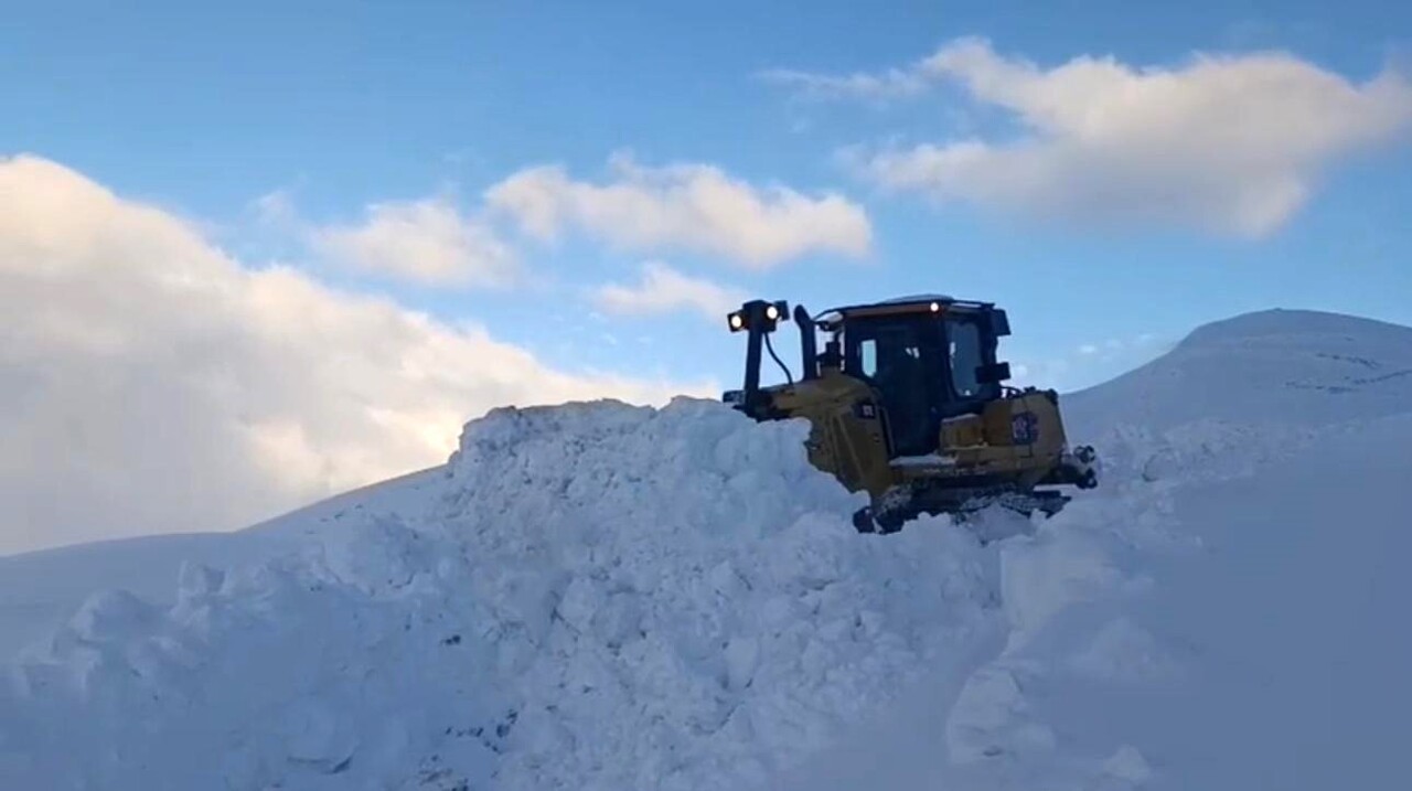 ŞIRNAK’TA EKİPLER HAVA SICAKLIĞININ EKSİ 20 DERECEYE DÜŞTÜĞÜ KATO DAĞINDA KARLI YOLLAR BİR BİR...