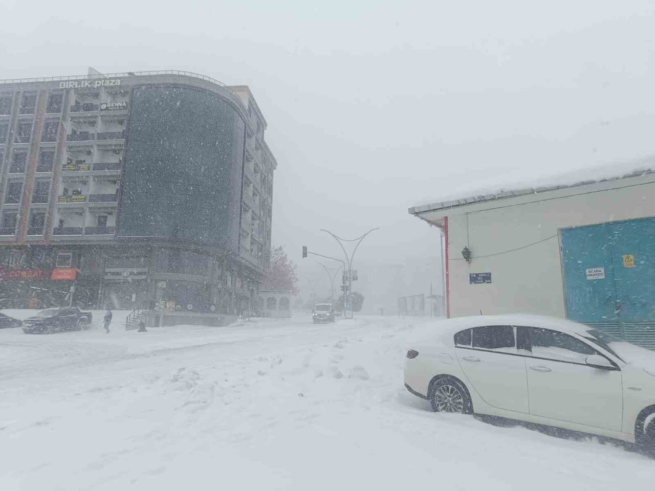 ŞIRNAK’TA ETKİLİ OLAN YOĞUN KAR YAĞIŞI VE OLUMSUZ HAVA KOŞULLARI NEDENİYLE ŞIRNAK BELEDİYESİ...