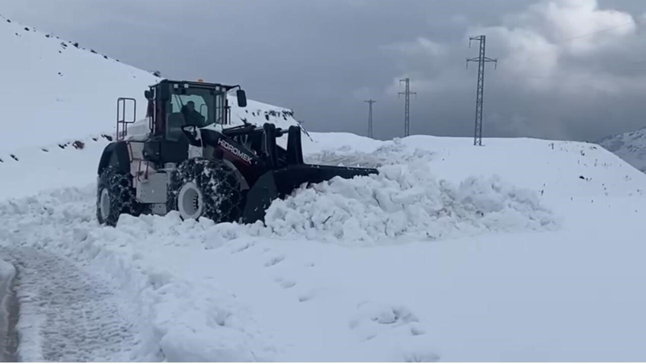 ŞIRNAK’TA KAR YARIM METREYİ GEÇTİ. EKİPLERİN KARLA MÜCADELE ÇALIŞMALARI GÜNLERDİR DEVAM EDİYOR....