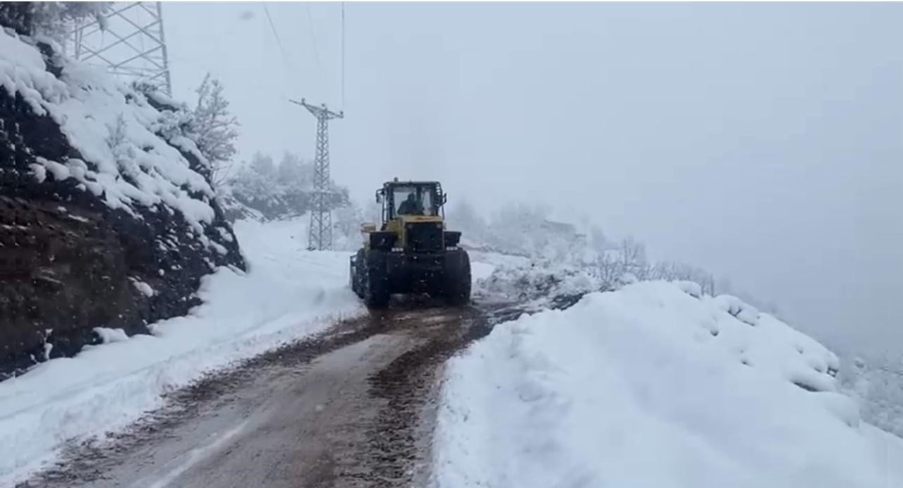 ŞIRNAK’TA KAR YOLLARI KAPATTI. HAYAT DURMA NOKTASINA GELDİ. EKİPLER KARLA MÜCADELEYE BAŞLADI.