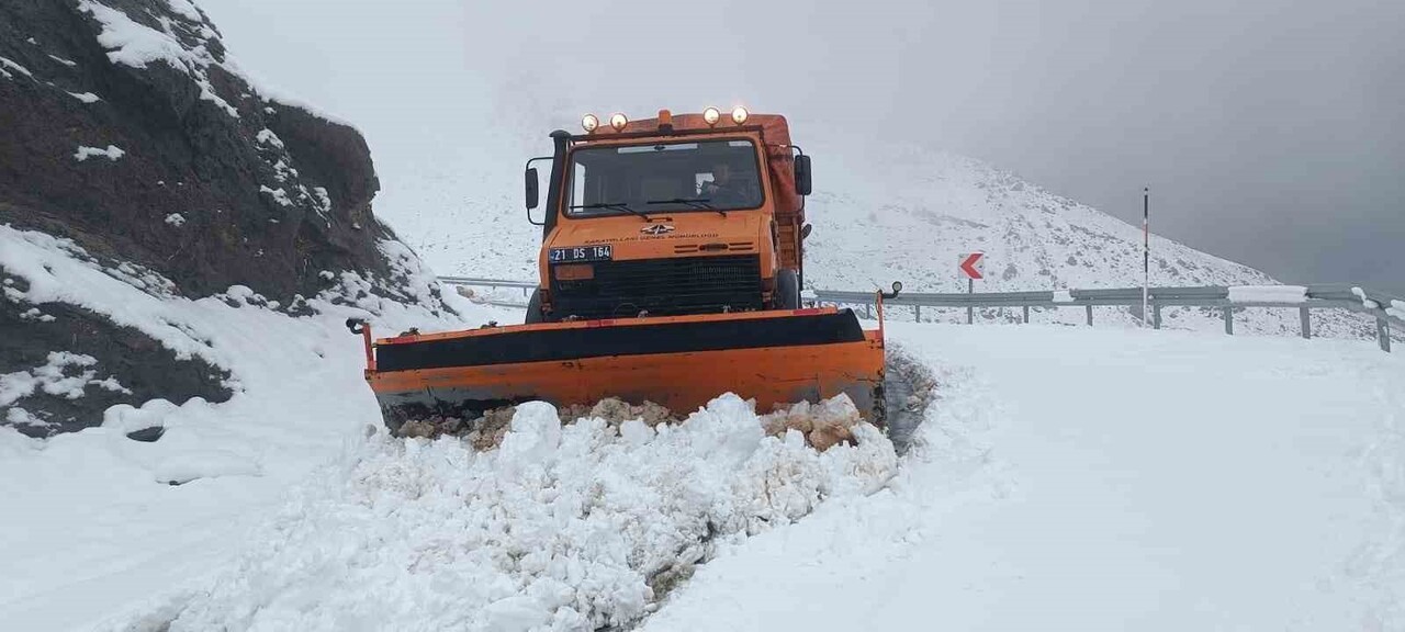 ŞIRNAK’TA KARLA MÜCADELE TİMLERİ 3 GÜNDÜR KARLA KAPLI YOLLARI AÇMAYA ÇALIŞIYOR.SİS VE TİPİNİN ÇOK...