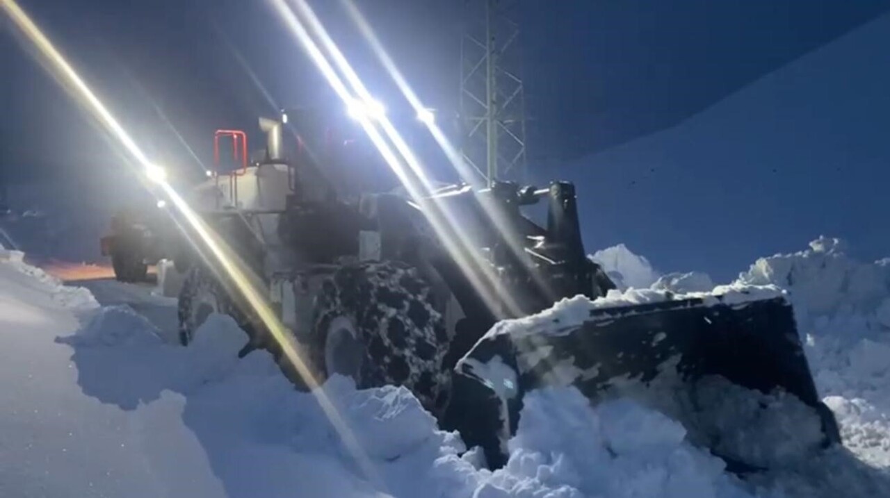 ŞIRNAK’TA KARLA YAĞIŞI SONRASI KAPANAN KÖY YOLLARININ TEKRAR AÇILMASI İÇİN EKİPLER GECE GEÇ...
