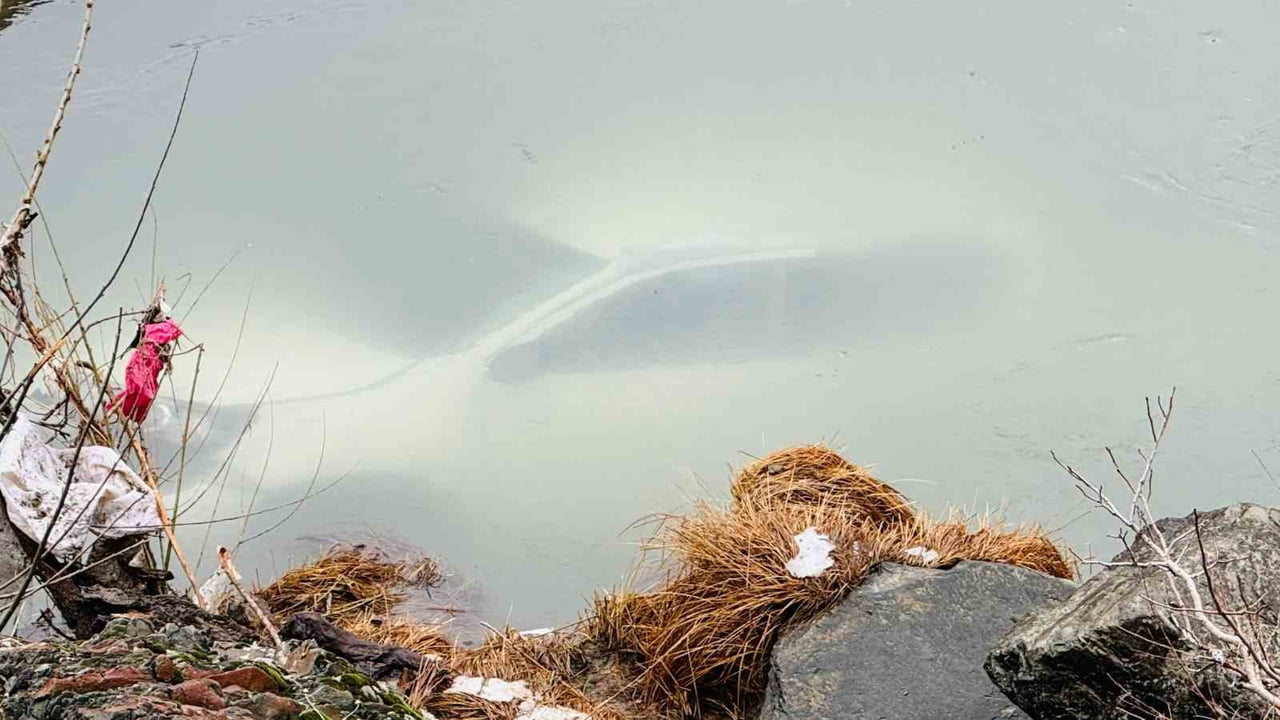 ŞIRNAK’TA KAZA MEYDANA GELDİ ÇAYA DÜŞEN ARAÇTAKİ 3 KİŞİ YARALI OLARAK ÇIKARILDI. KÖYLÜLER SEFERBER...