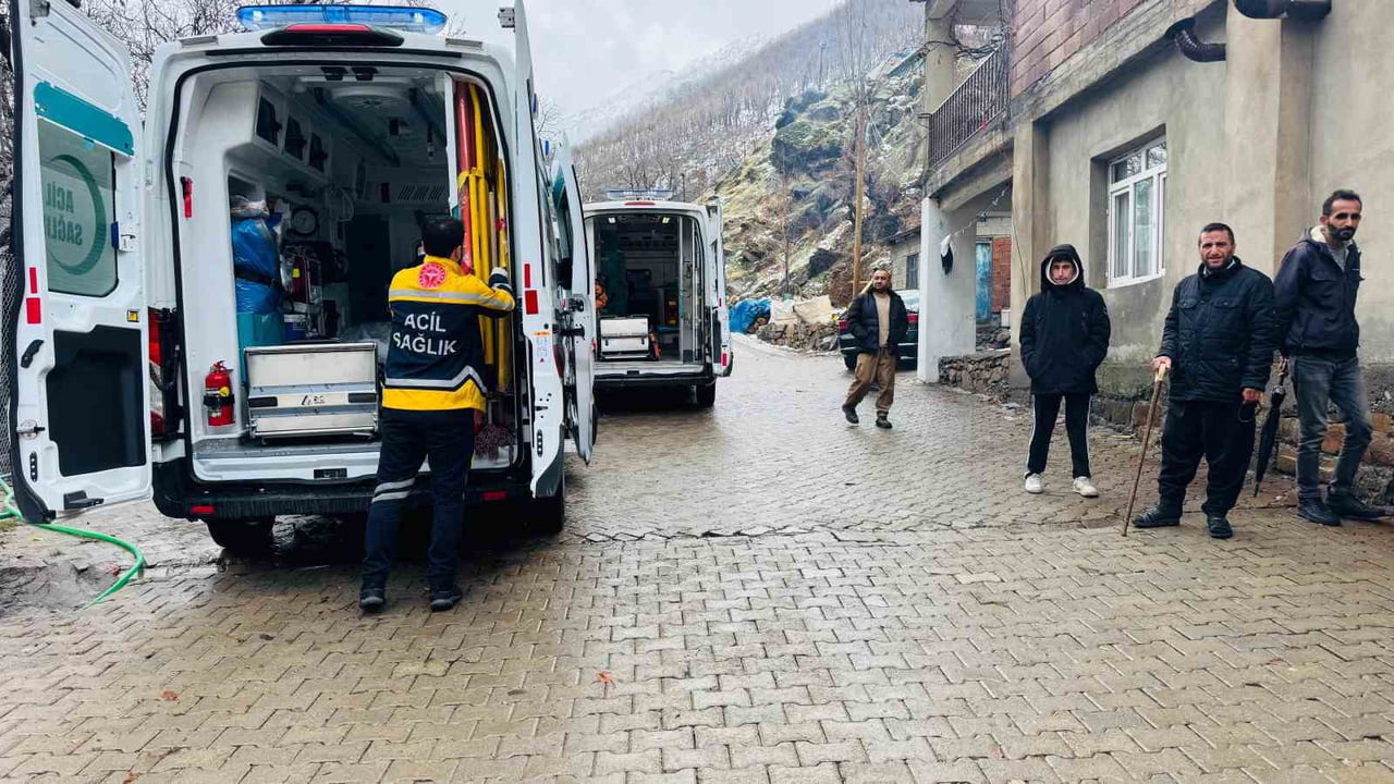 ŞIRNAK’TA KAZA MEYDANA GELDİ ÇAYA DÜŞEN ARAÇTAKİ 3 KİŞİ YARALI OLARAK ÇIKARILDI. KÖYLÜLER SEFERBER...