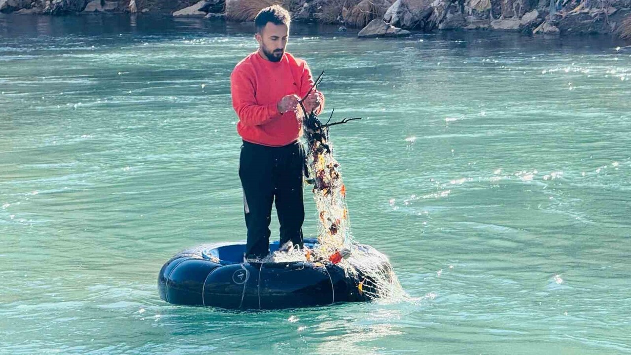ŞIRNAK’TA VATANDAŞLAR GEÇİMLERİNİ, KUZEY IRAK SINIRININ SIFIR NOKTASINDAN GEÇEN DEREDEN...
