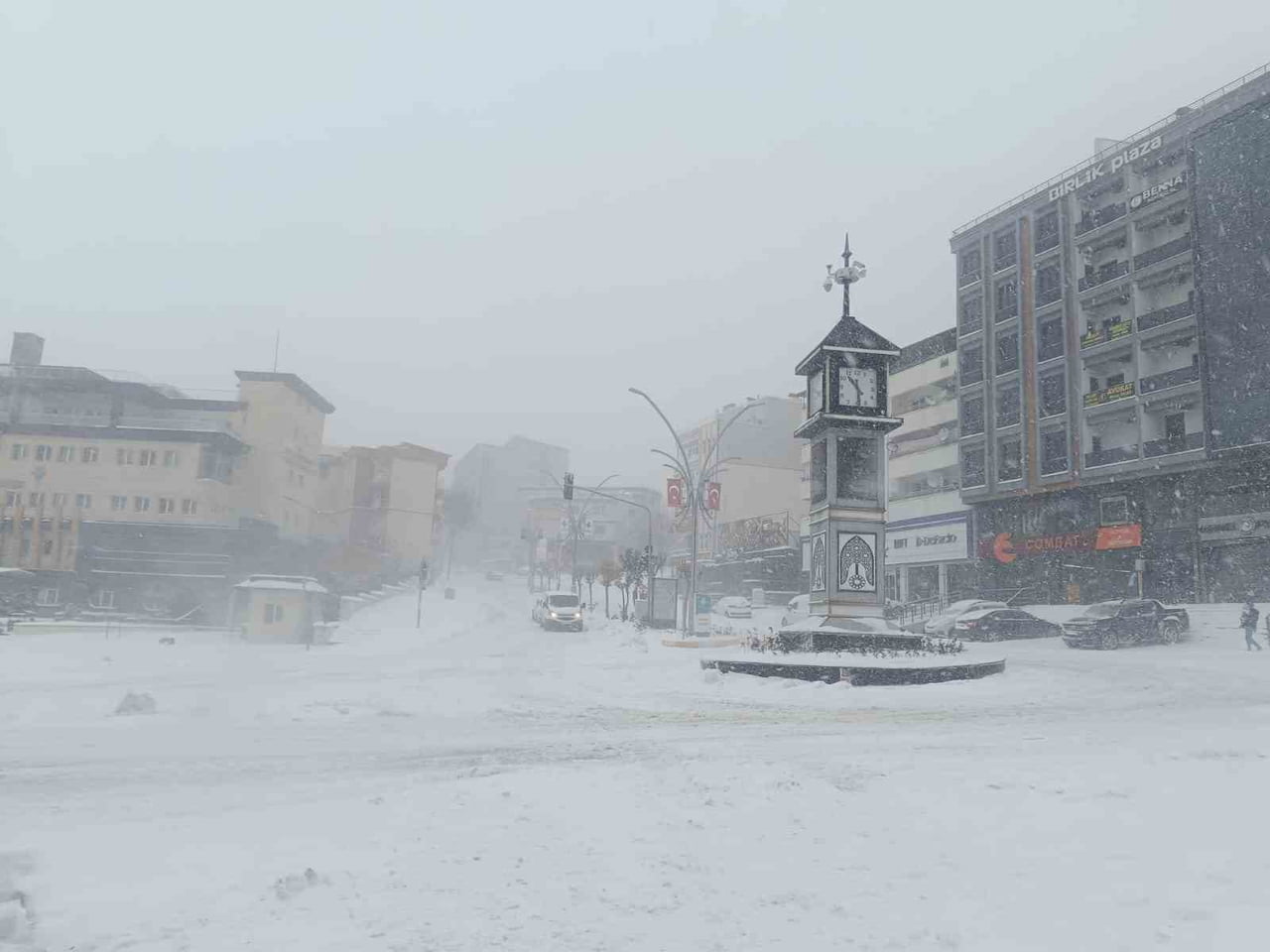 ŞIRNAK’TA YOĞUN KAR YAĞIŞI VE BUZLANMA NEDENİYLE BAZI İLÇE VE OKUL TÜRLERİNDE EĞİTİME ARA VERİLDİ....