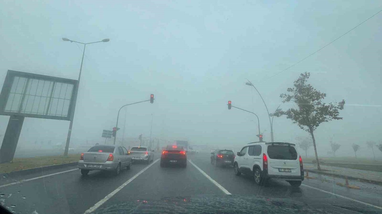 SİS NEDENİ İLE GÖRÜŞ MESAFESİ 10 METREYE KADAR DÜŞERKEN ARAÇ SÜRÜCÜLERİ HIZLARINI DÜŞÜRÜP...